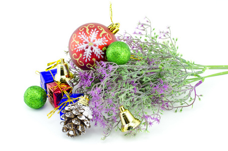 与红色的球 礼品 贝尔和孤立的人造花组成圣诞装饰品