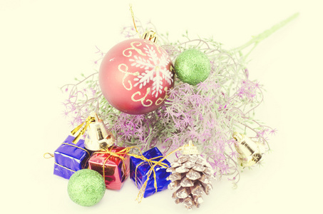 复古外观组成的圣诞装饰品与红球 礼品 贝尔和人造花