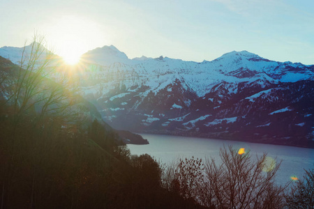 日出在瑞士阿尔卑斯山和图恩湖看法瑞士