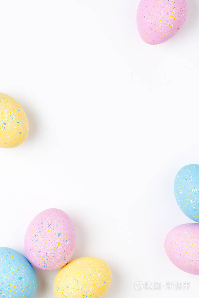 背景与淡粉红色蓝色黄色复活节彩蛋在柔和的颜色组成复活节概念