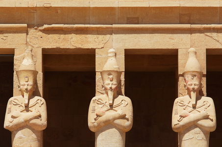 雕像周围的主要入口处的女王的庙宇建 1508年至 1458 Bc，帝王谷 王后谷卢克索 古代底比斯，埃及的中间