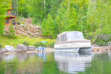 加拿大魁北克国家公园湖边木房子旁边的盖船