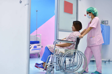 孕妇在轮椅上与护士在医院