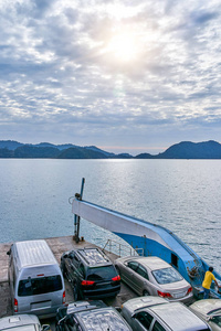 港口渡轮到达勒的象岛岛, 泰国