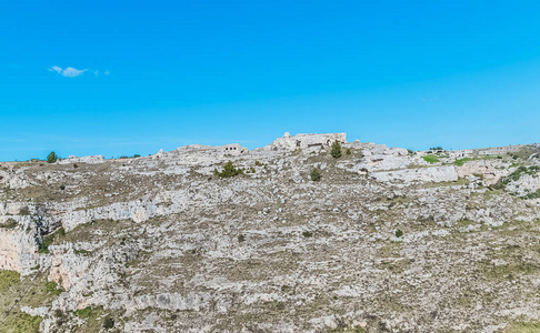 典型的石头 Sassi di Matera 附近马泰拉教科文组织欧洲资本的文化 2019 年格拉维纳在蔚蓝的天空的全景视图