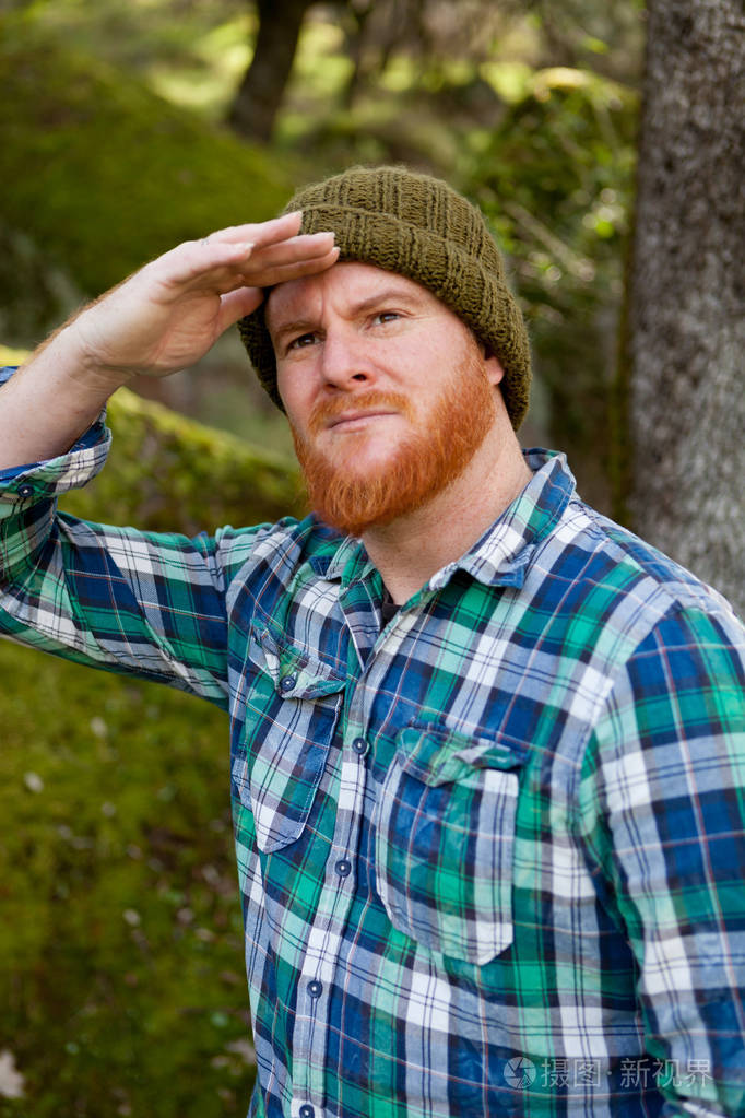 红胡子的男子在格子衬衫