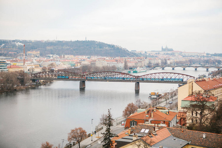 从高点查看。布拉格伏尔塔瓦河河桥梁和传统民居的美景