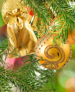 圣诞球上圣诞树特写的形象图片