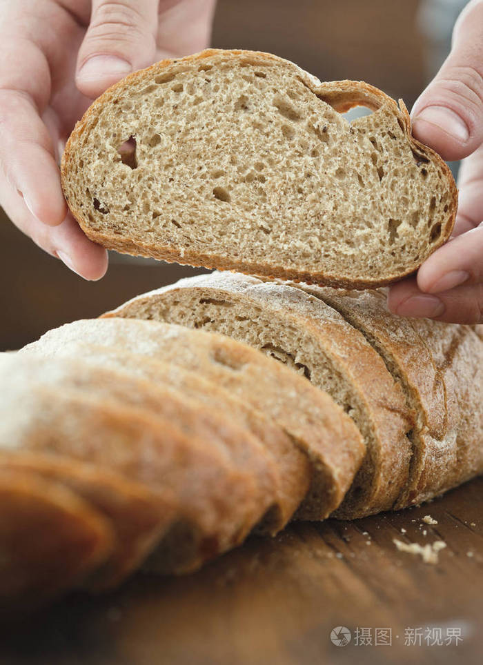 手捧新鲜的面包片