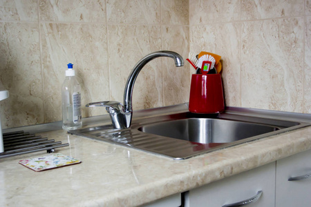 水槽和厨房水龙头在现代设计