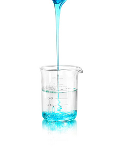 在实验室玻璃器皿中倒入的蓝色液体, 隔离在