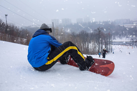 冬度假胜地斜坡上的雄滑雪板