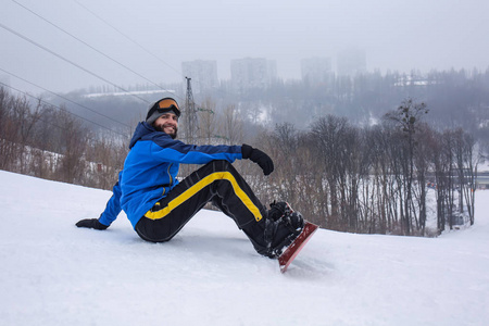 冬度假胜地斜坡上的雄滑雪板