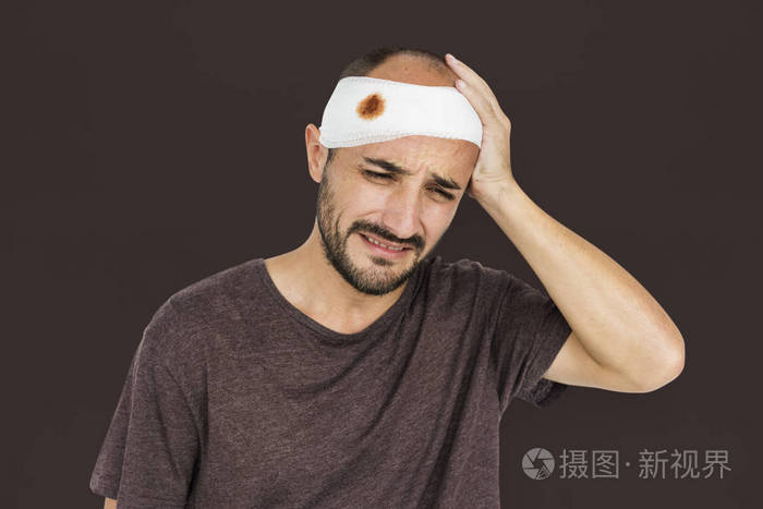 生病的人与头上的纱布敷料