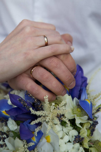 新娘和新郎牵手，结婚戒指