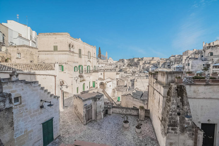 典型的石头 Sassi di Matera 附近马泰拉教科文组织欧洲资本的文化 2019 年格拉维纳在蔚蓝的天空的全景视图