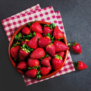 黑色背景鲜草莓的顶部视图
