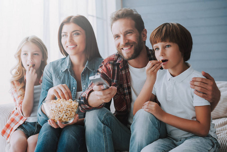 快乐的家庭一起看电影和吃爆米花, 而在家里