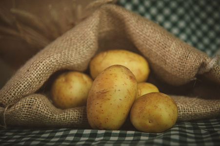 大袋新鲜有机土豆