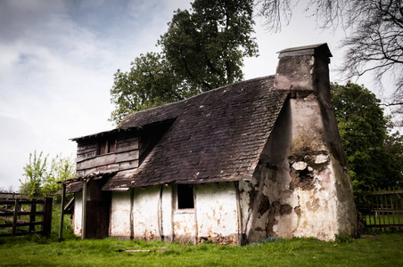 被遗弃的古代房子外观在农村