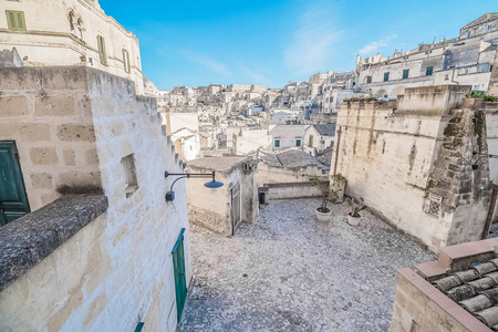 典型的石头 Sassi di Matera 附近马泰拉教科文组织欧洲资本的文化 2019 年格拉维纳在蔚蓝的天空的全景视图