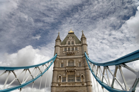 伦敦的塔桥, 阳光明媚的一天的天空景色