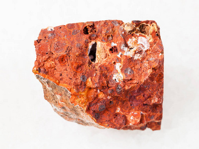 白色粗糙的红色铝土矿石照片