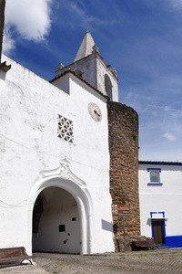 大门的城堡和教堂在雷东多村 Alentej