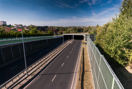 空旷的公路，在城市