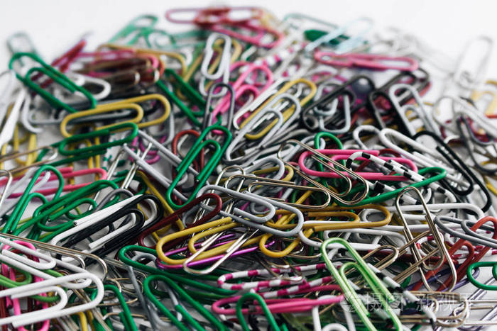 一堆彩色回形针白色背景平躺