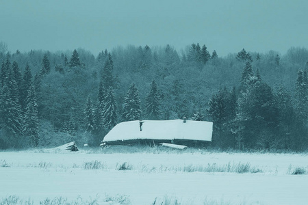 白雪覆盖的乡间小屋