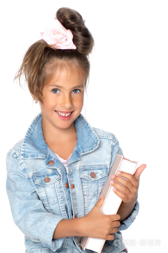 小女孩拿着一本书