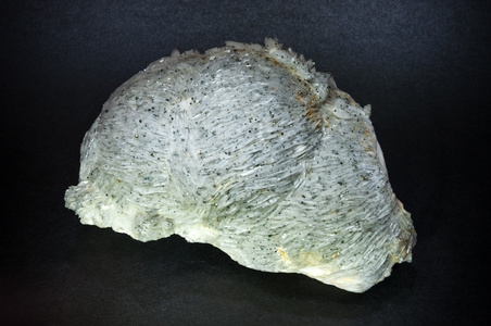重晶石 地质矿产在灰色的背景上