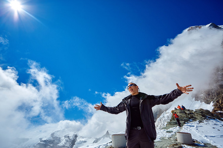 顶部的一个传球的徒步旅行者