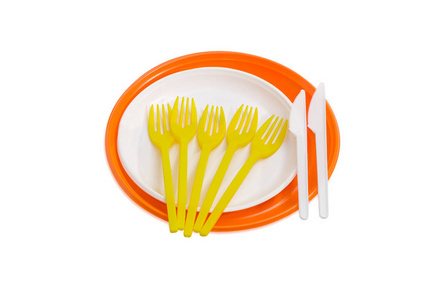 橙色和白色一次性的塑料盘子 刀叉