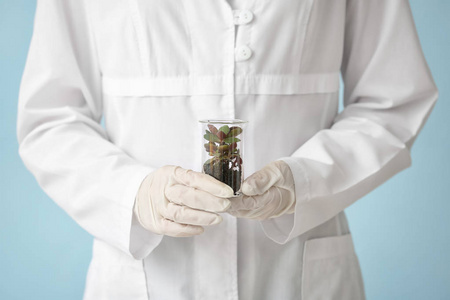 科学家在彩色背景下用植物抱瓶