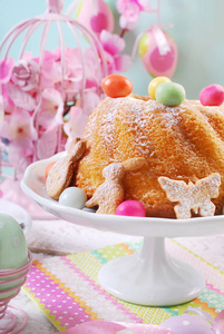 五彩缤纷的糖果与复活节年轮蛋糕鸡蛋顶部
