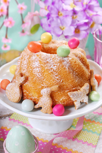 五彩缤纷的糖果与复活节年轮蛋糕鸡蛋顶部