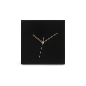 黑色简单方形墙上的时钟白色背景上孤立的手表