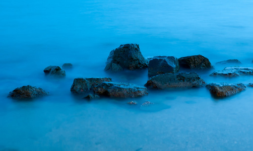 梦幻般的蓝色大海和岩石