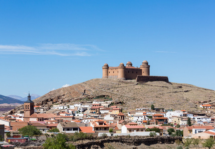 在 La Calahorra 西班牙小山顶上的城堡