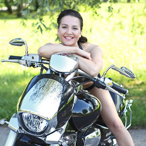 摩托车年轻女子肖像