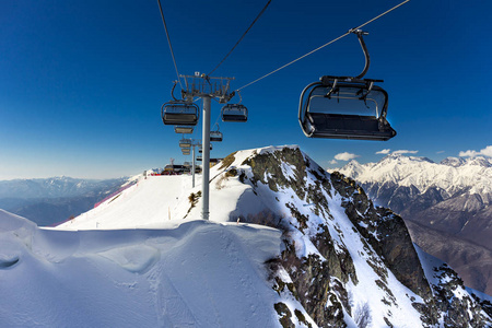 从滑雪场高尔基莫冬天山上风景顶视图