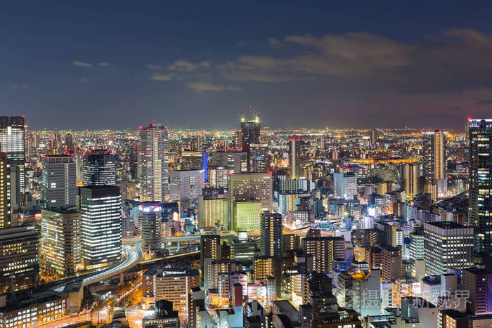 大阪市市中心鸟瞰图在夜间从梅田天空