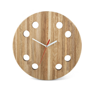 木制圆墙手表孤立在白色背景上的时钟