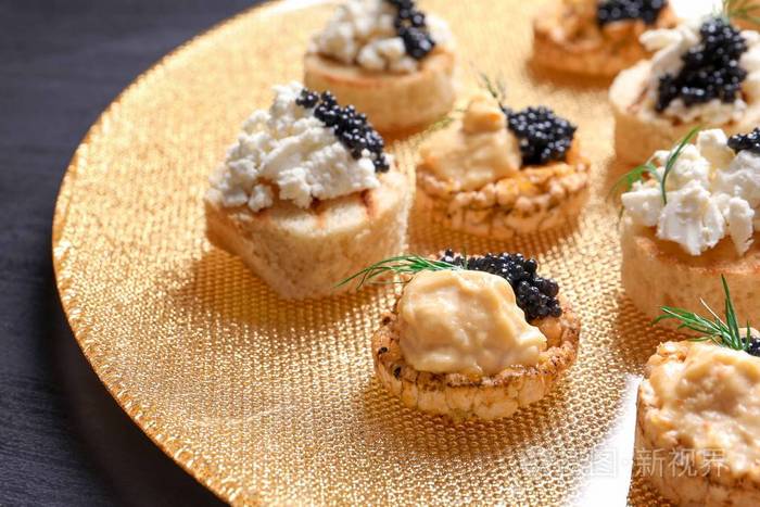 美味的黑色鱼子酱开胃菜在盘子里