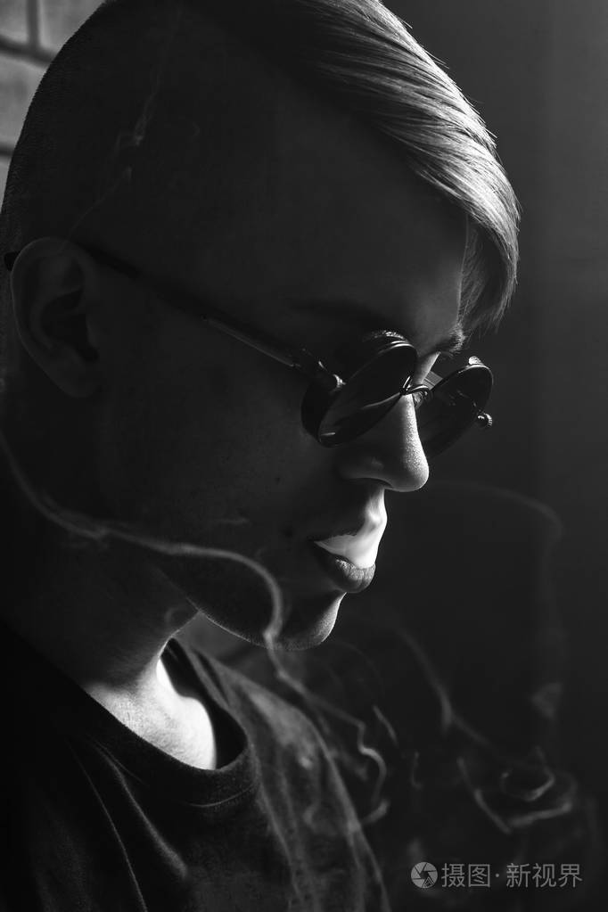 听音乐的青少年.黑白照片