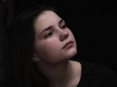 卡通风格表情图标.孤立的哥特式女孩头像与不同的面部表情.