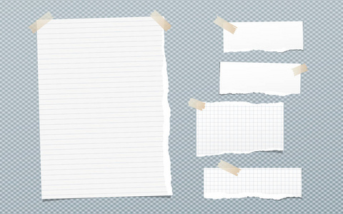 撕裂的白色衬里和方形的片断笔记, 笔记本纸在蓝色背景下粘附在棕色胶带上的文本