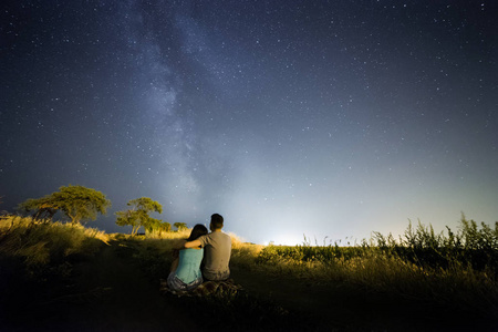 夫妇在星空下的爱的银河星系照片